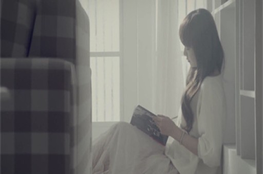 父亲为救患癌女儿在地下通道直播跳舞筹款